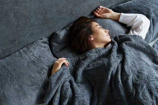 枕にタオルを巻いて寝る理由｜睡眠と美容の関係を解説